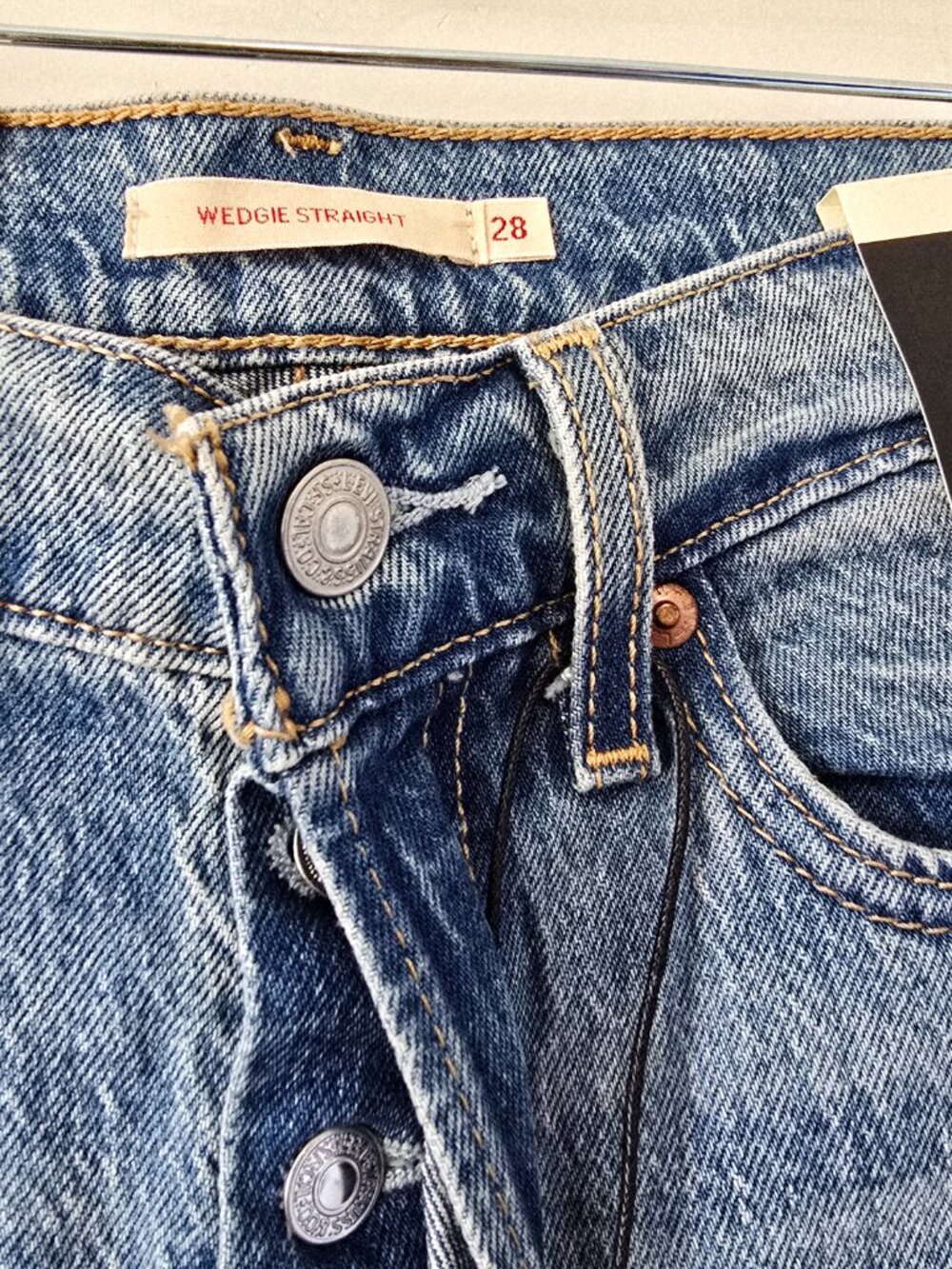 Levi's Premium Wedgie Straight Cropped Jeans 28 Light Wash NWT - Picture 5 of 9